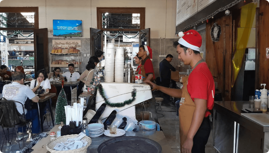 Meriahkan Libur Nataru, KAI Services Percantik Loko Café dengan Nuansa Natal dan Tahun Baru